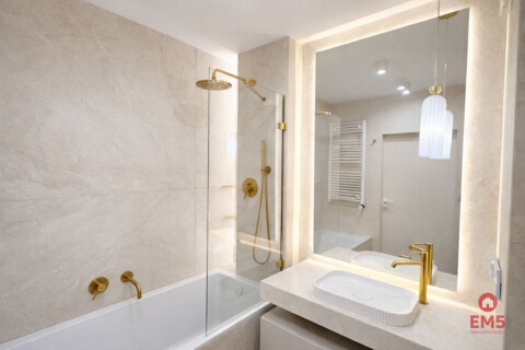 Trzy pokoje, do wejścia, nowy blok.