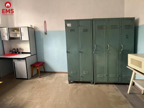 Lokal na warsztat samochodowy.