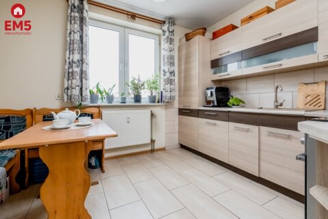 Zadbane 2 pokoje z dużym balkonem