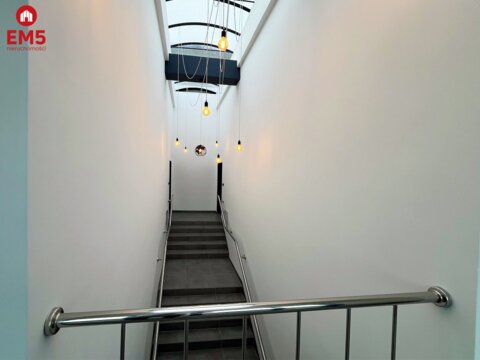 Nowoczesna hala, biura, gotowy do wynajmu.