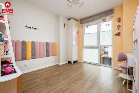 3 pokoje z garderobą na wynajem