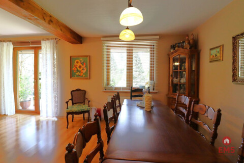 Dom z dużym ogrodem