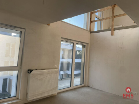 Apartament z antresolą i tarasem na dachu .