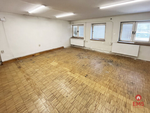 Budynek tuż pod miastem