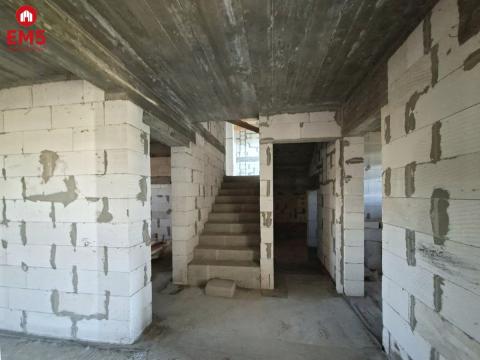 Dom w stanie surowym. Żółtki