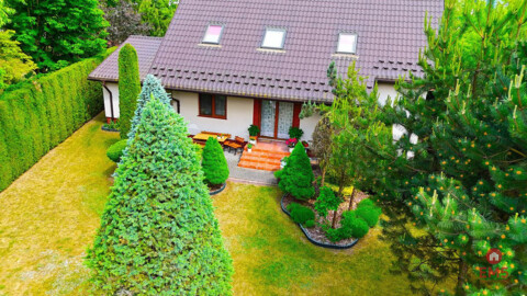 Dom z dużym ogrodem