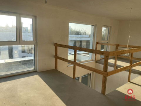 Apartament z antresolą i tarasem na dachu .