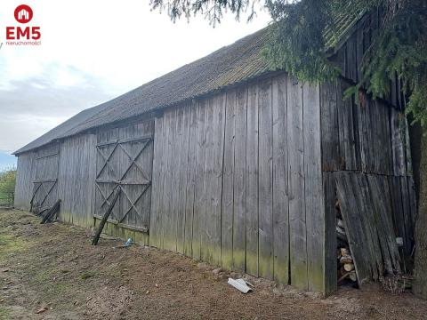 Urokliwy dom obok sadu
