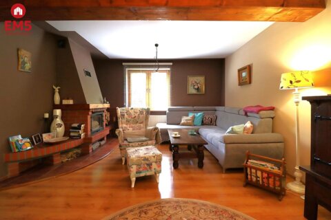 Dom z dużym ogrodem