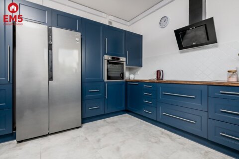 Dom z dużym ogrodem i biurem.