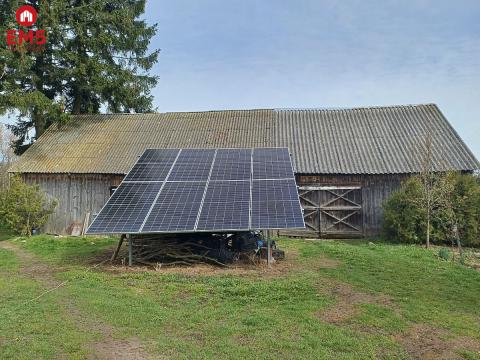 Urokliwy dom obok sadu