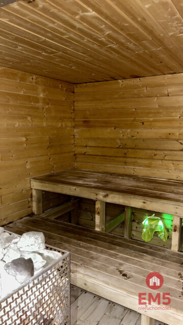 Drewniany dom z działką, sauną i garażem