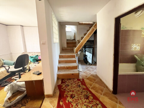 Dom,  hala, działka. Nieruchomość do wykończenia.