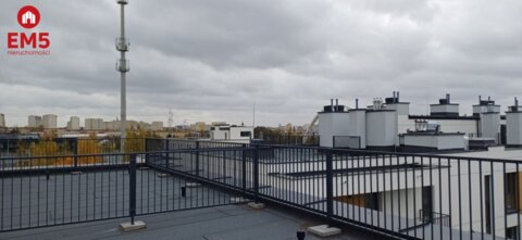 Apartament z antresolą i tarasem na dachu .