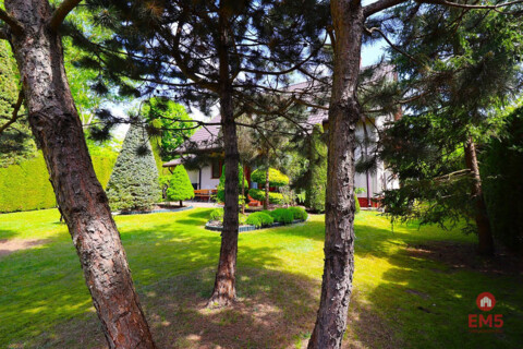 Dom z dużym ogrodem