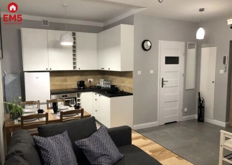 Kawalerka, pierwsze piętro, do wejścia.