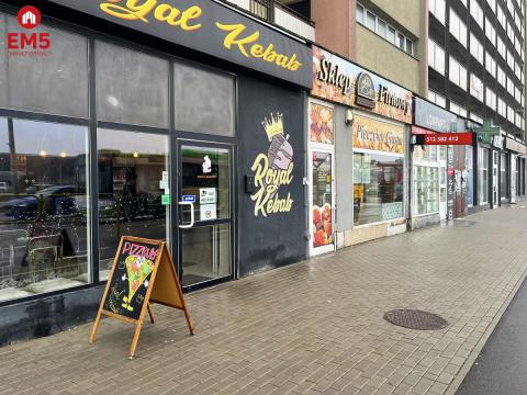 Lokal na parterze w ciągu handlowym