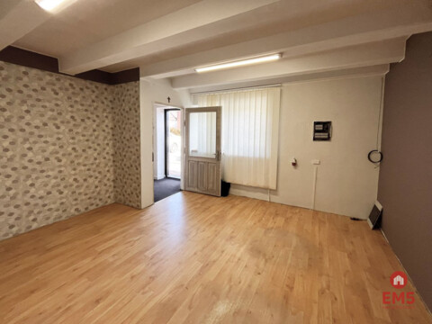 Budynek tuż pod miastem