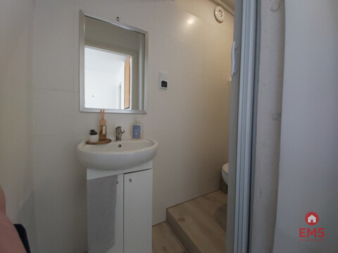 Lokal gastronomiczny w imprezowej części miasta.