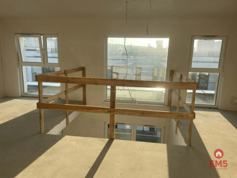 Apartament z antresolą i tarasem na dachu .