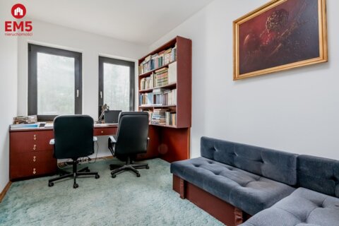 Dom w otulinie lasu blisko miasta