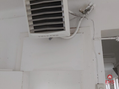 Lokal przy głównej drodze wyjazdowej z miasta