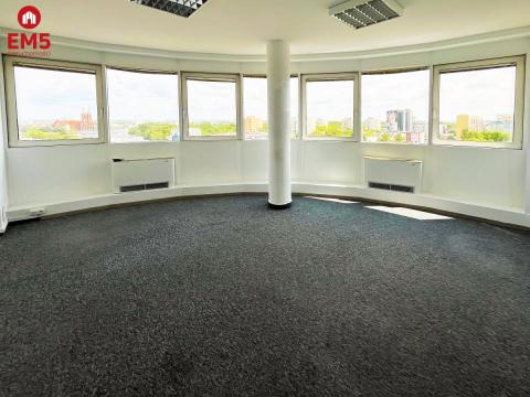 Biuro z widokiem na panoramę miasta