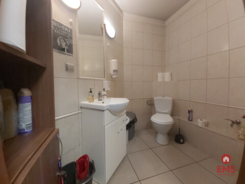 Lokal z witrynami w centrum miasta.