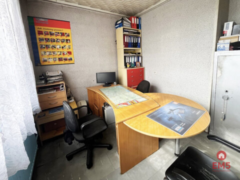 Lokal na warsztat samochodowy.