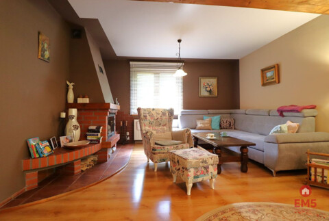 Dom z dużym ogrodem