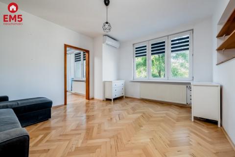 Dwa pokoje, winda, balkon.