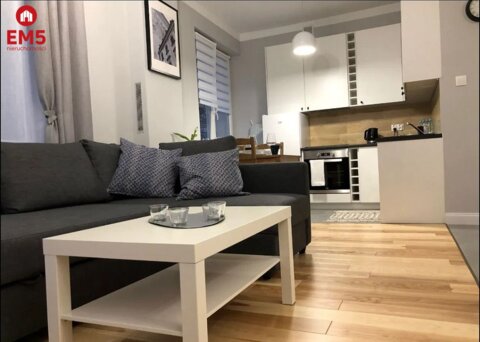 Kawalerka, pierwsze piętro, do wejścia.