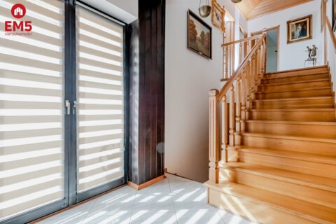 Dom w otulinie lasu blisko miasta