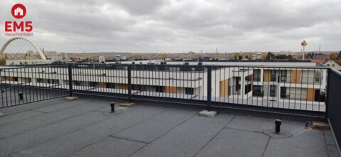 Apartament z antresolą i tarasem na dachu .