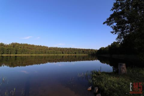 Działka budowlana nad jeziorem z udziałem w plaży