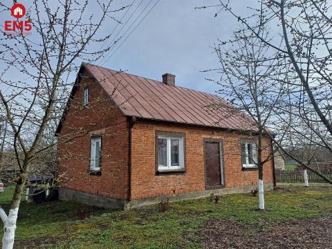 Urokliwy dom obok sadu
