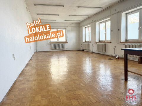 Budynek tuż pod miastem