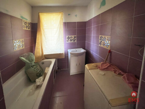 Dom,  hala, działka