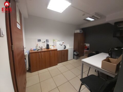 Lokal z witrynami w centrum miasta.