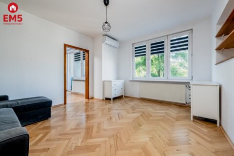 Dwa pokoje, winda, balkon.