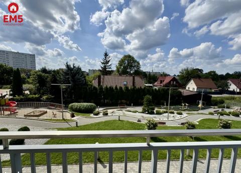 Nowoczesne mieszkanie z widokiem na patio.