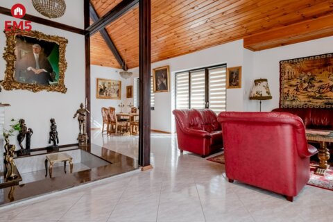 Dom w otulinie lasu blisko miasta