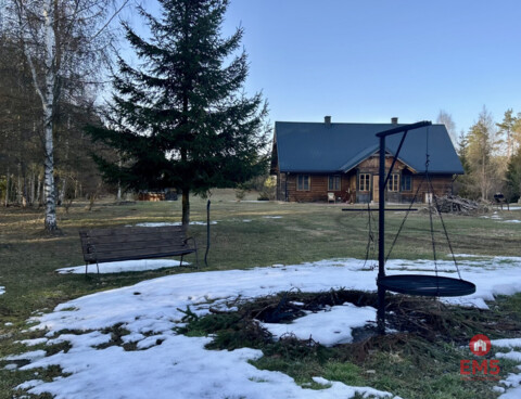 Drewniany dom z działką, sauną i garażem