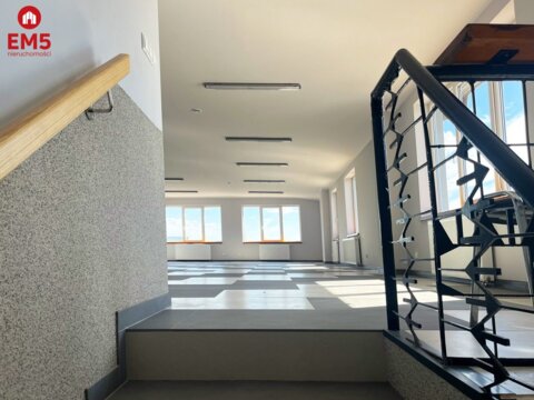 Lokal z placem  przy głównej drodze