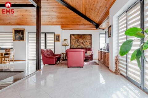 Dom w otulinie lasu blisko miasta