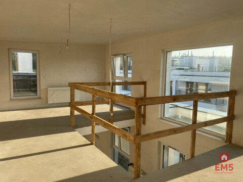Apartament z antresolą i tarasem na dachu .