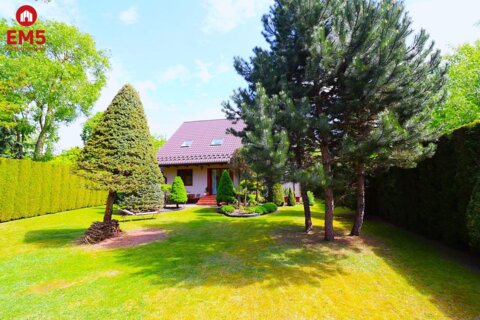 Dom z dużym ogrodem