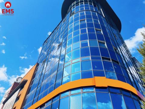 Biuro z widokiem na panoramę miasta