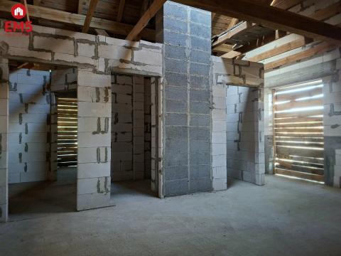 Dom w stanie surowym. Żółtki