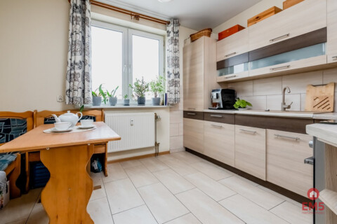 Zadbane 2 pokoje z dużym balkonem